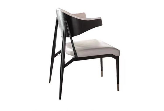 Nội thất nhà hàng khách sạn 590 * 607mm ODM Ghế ăn bằng da màu đen và trắng có tay
