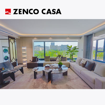 Phòng khách căn hộ hiện đại bao gồm ghế sofa nhiều chỗ và bàn cà phê đá cẩm thạch